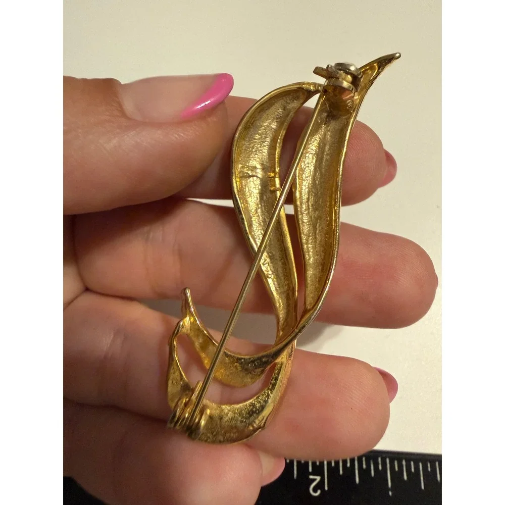 Vintage Gold Tone Ribbon Swirl Brooch Mid Century Modern Curved Pin Accessory